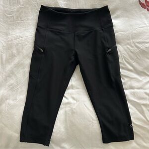 MPG Sport women’s black athletic cropped capri leggings with side zip pockets